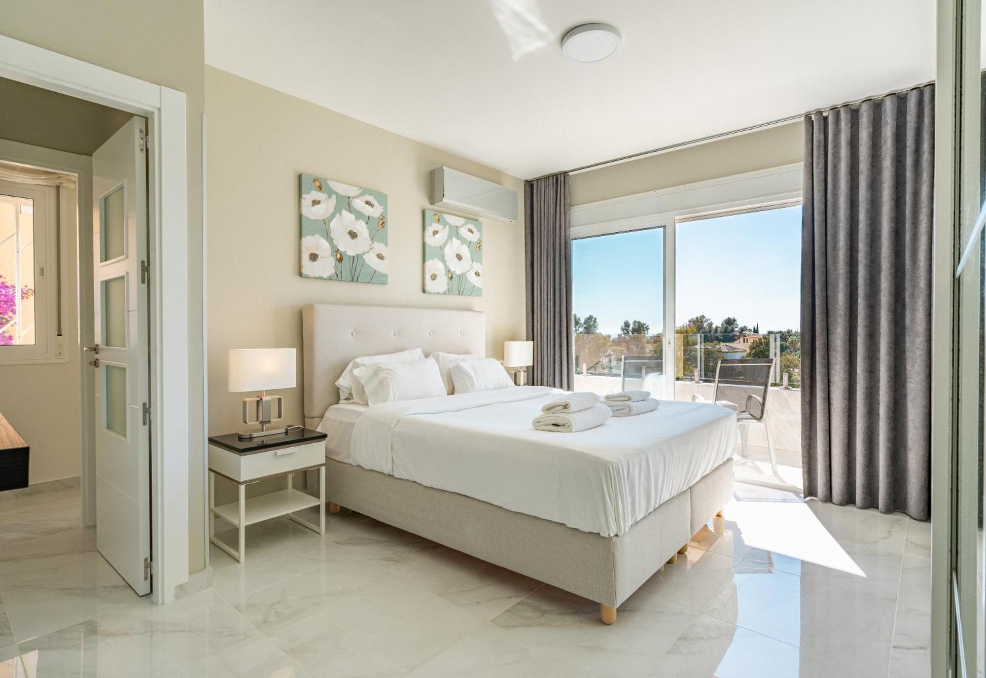 Private Luxurious Hillside Villa With Pool & Sea Views For 8 To 10 Ppl فوينخيرولا المظهر الخارجي الصورة